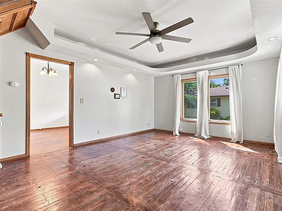 4th image of 304 W Main St