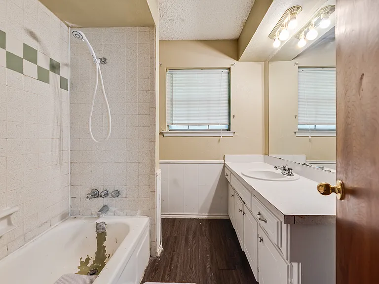 512 E Willow Ln — Photo 19