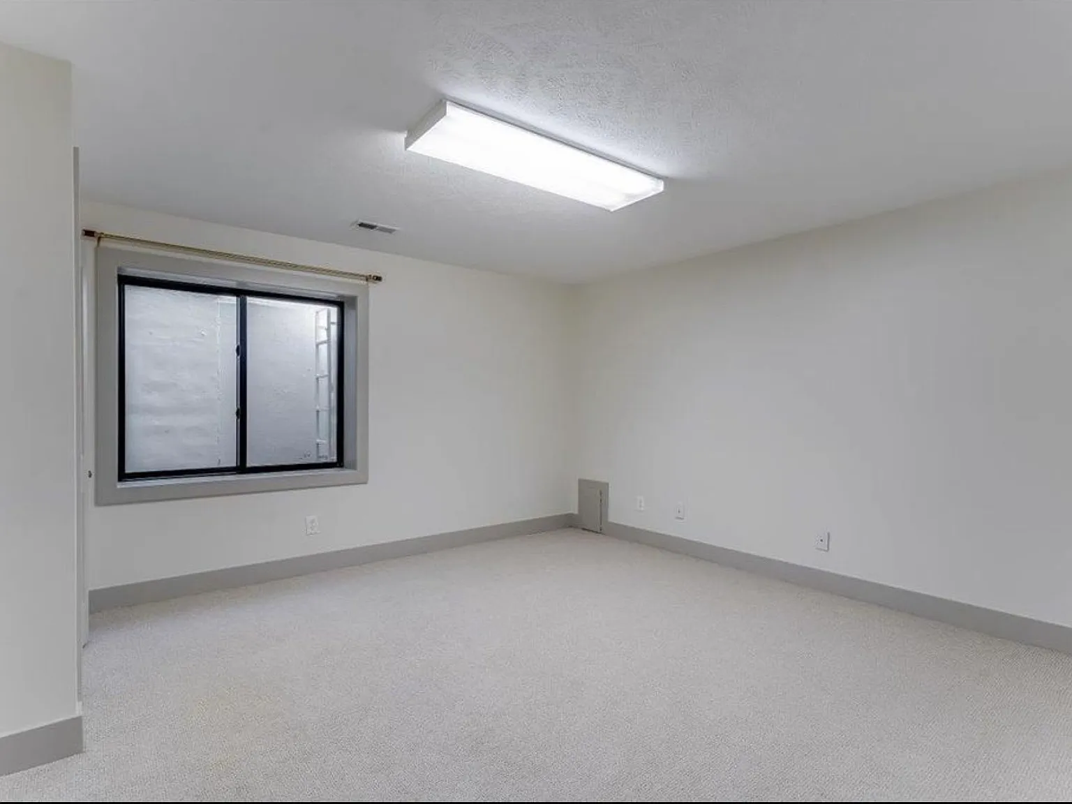 6 bed, 6055 sqft, $5,700 — Photo 3