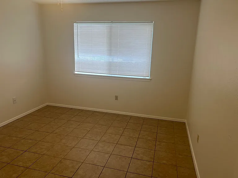 1911 Gracy Farms Ln — Photo 8