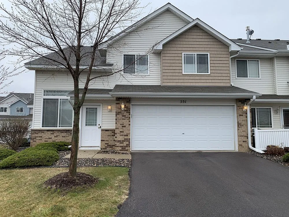 Desirable 2 bedroom townhome in convenient Dundas/Northfield location — Photo 2