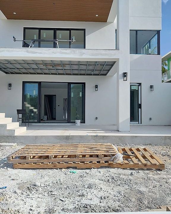 SALE】ESCOLTA 田代万里生＆吉武大地＆結城安浩 #1616 6000 SW 16th Ct