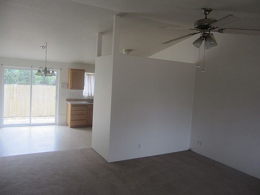 5th image of 820 NE Aspen St