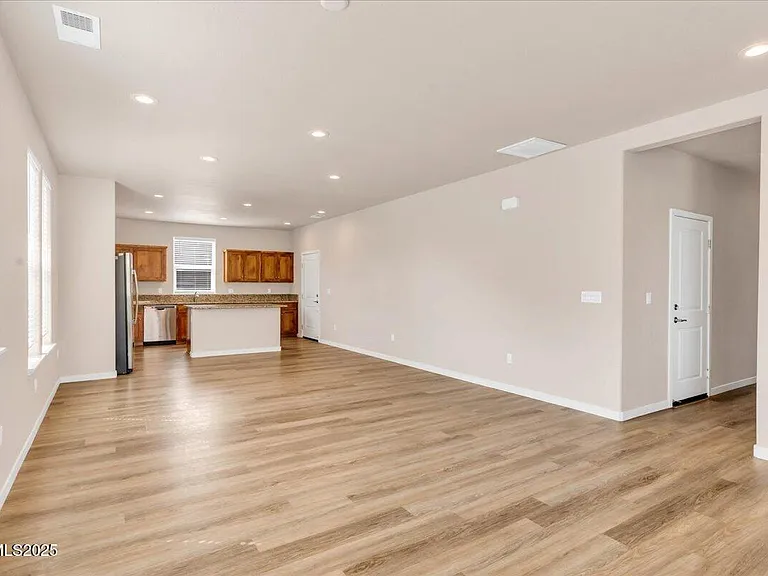 916 Garden Ct — Photo 16