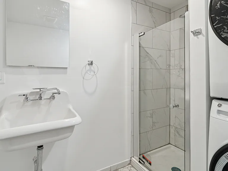 317 James St — Photo 11