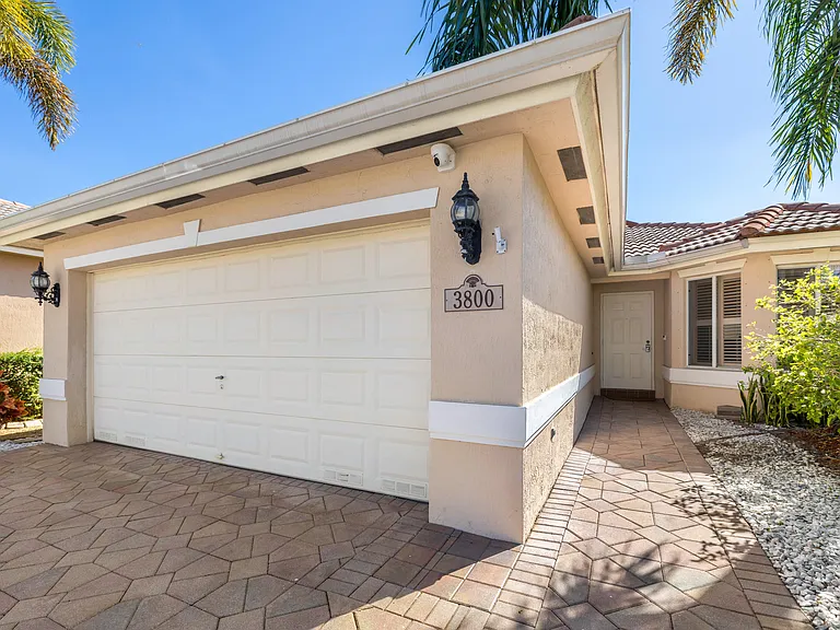 3800 Woodfield Dr — Photo 5