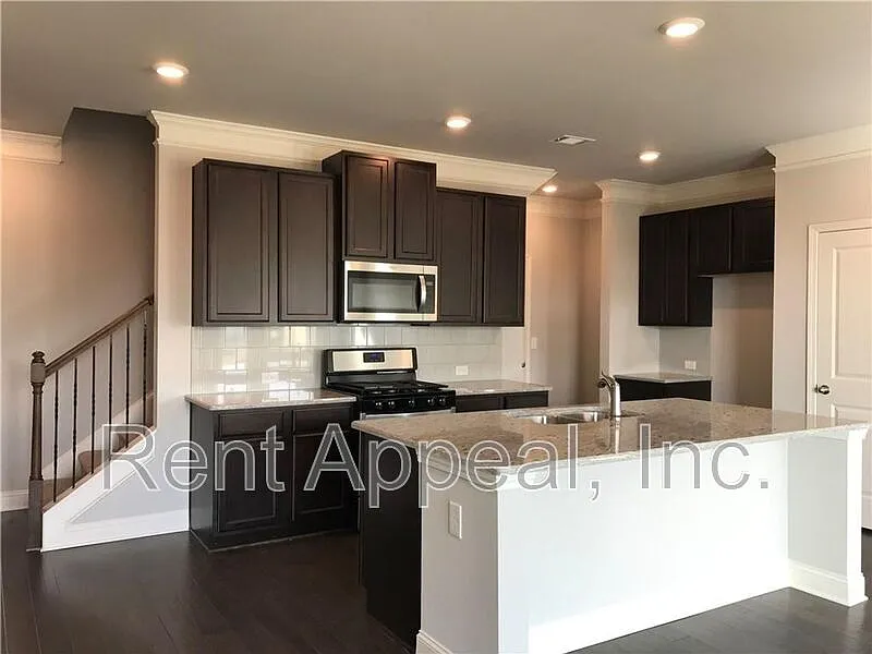 3 bed, 2.5 bath, 1850 sqft, $2,295 — Photo 2