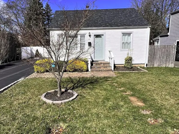111 W 21st St, Huntington Station, NY 11746