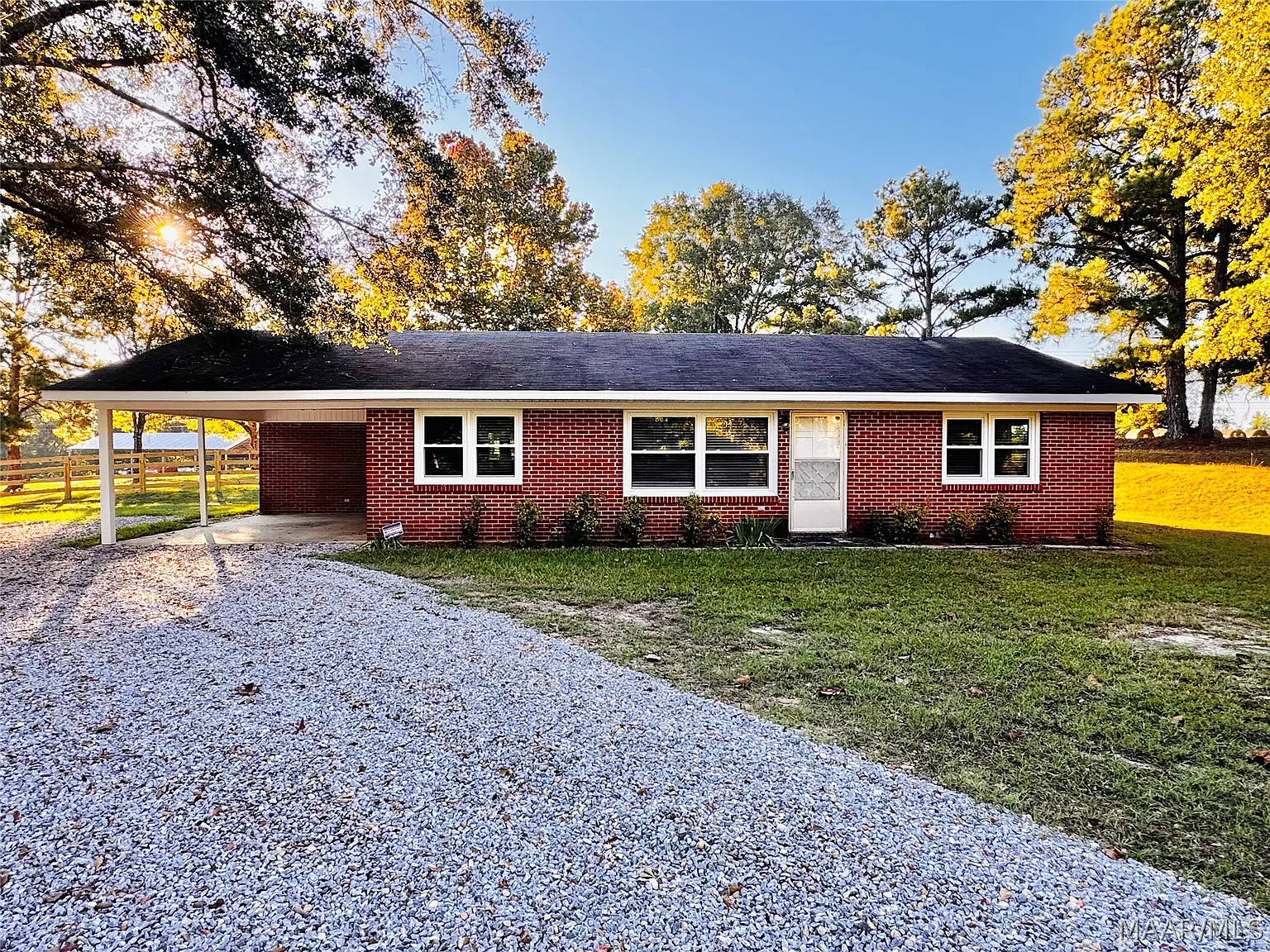 3 bed, 1.0 bath, 1200 sqft, $1,300 — Photo 1