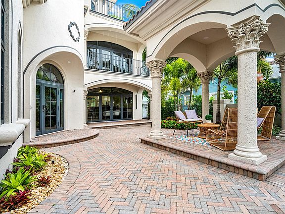 3rd image of 815 SE 2nd Court