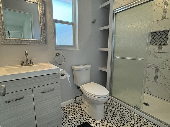 4th image of 420 15th Ave S #2
