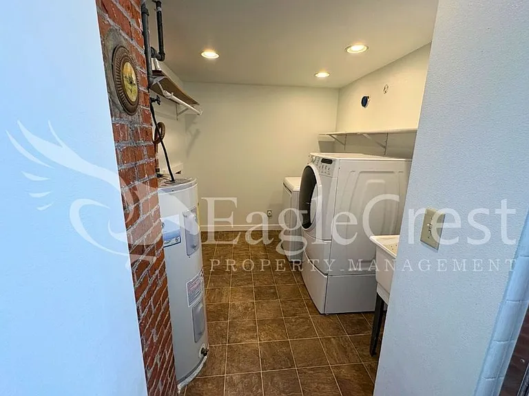 304 S Division St — Photo 54