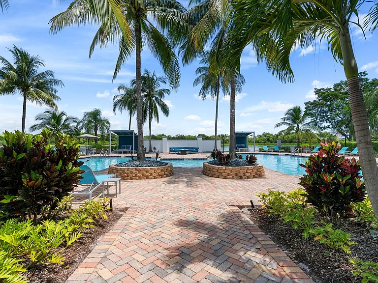 The amenity offering of Windsor Pembroke Pines has been tailored to serve all of your daily lifestyle needs