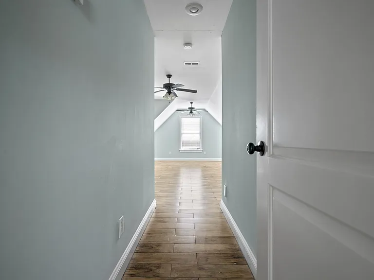 1601 Pickford Ln — Photo 3