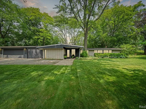 29498 Sugar Spring Rd, Farmington Hills, MI 48334