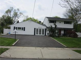 31 Emerald Rd, Kendall Park, NJ 08824