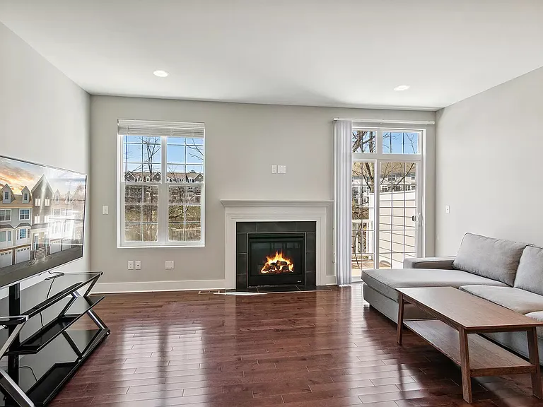 2535 W Towne St — Photo 3