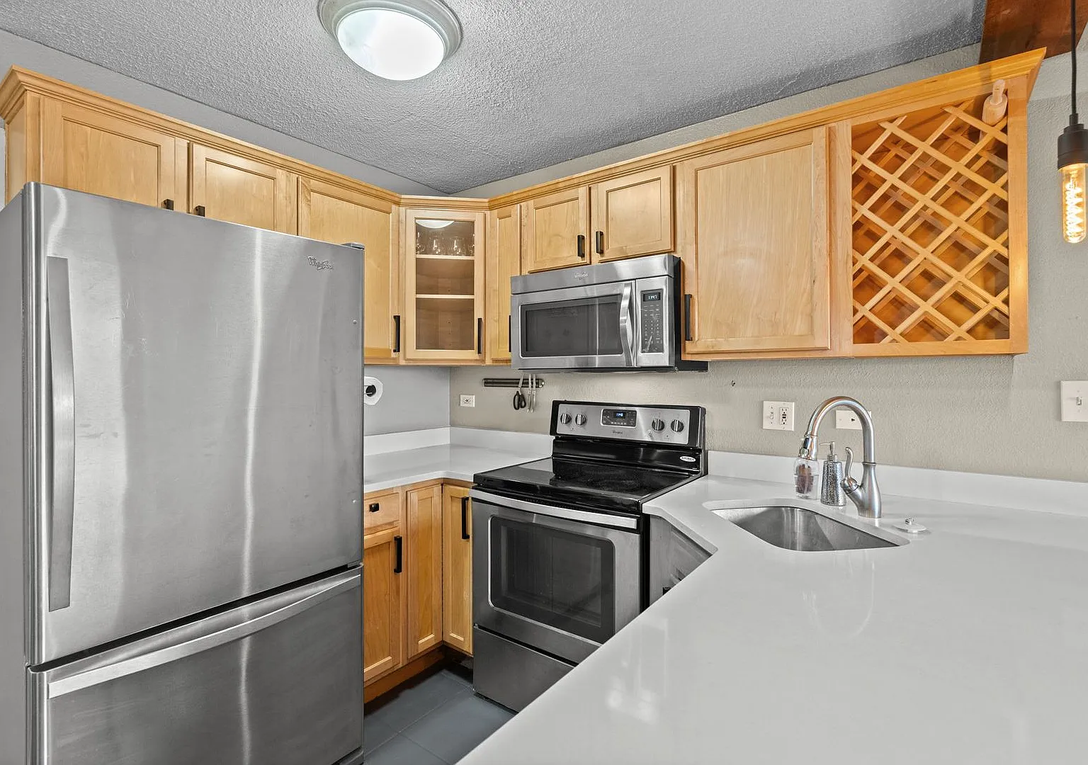 1BR/1Bath with Stunning City and Mountain Views 11th floor Condo in Gov Park — Photo 4