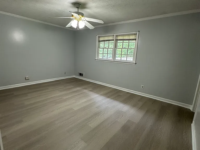 4304 Riverside Dr — Photo 8