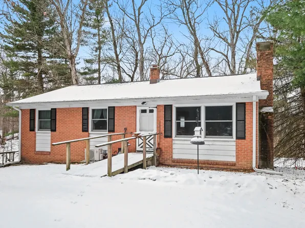 7945 Pine Island Dr NE, Belmont, MI 49306