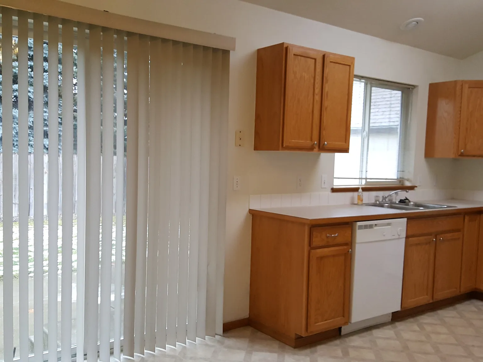 3 bed, 1129 sqft, $2,095 — Photo 3