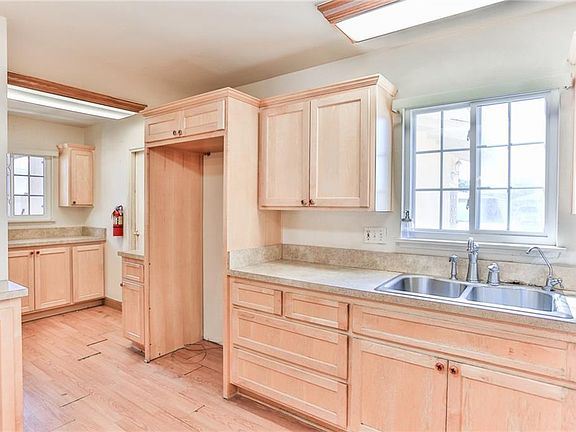 5th image of 8691 Davmor Ave