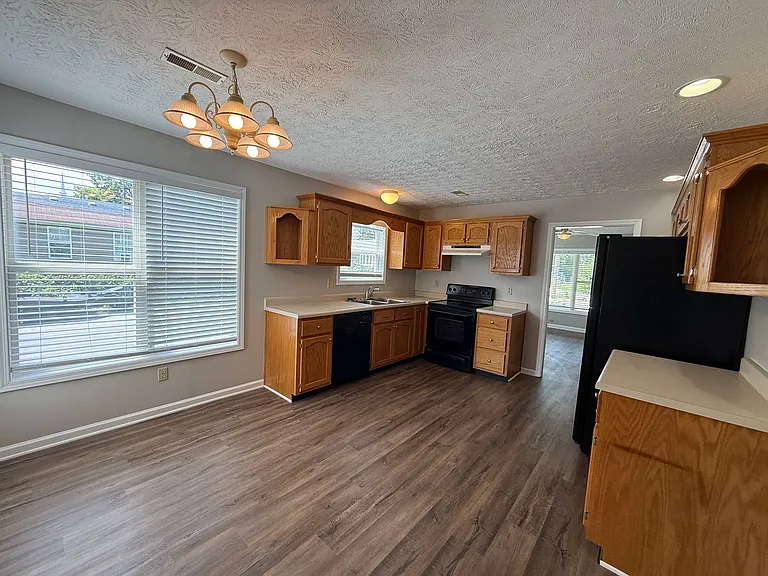 328 Ferguson St — Photo 12