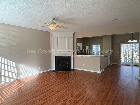 3rd image of 504 Canyon Lake Cir