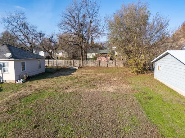 805 Grove St, Perry, OK 73077