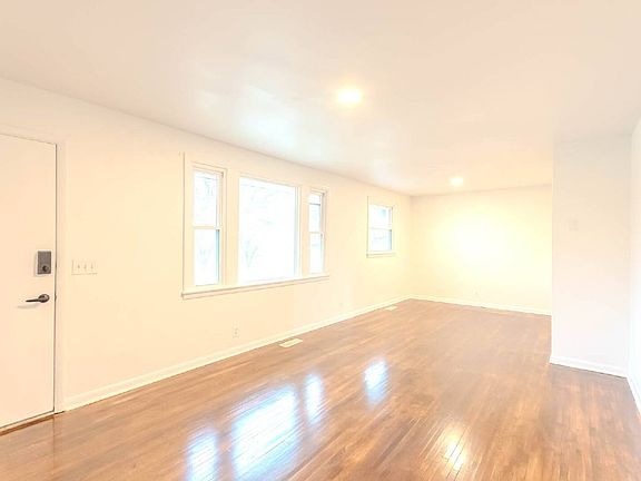 3rd image of 567 Valleywood Dr