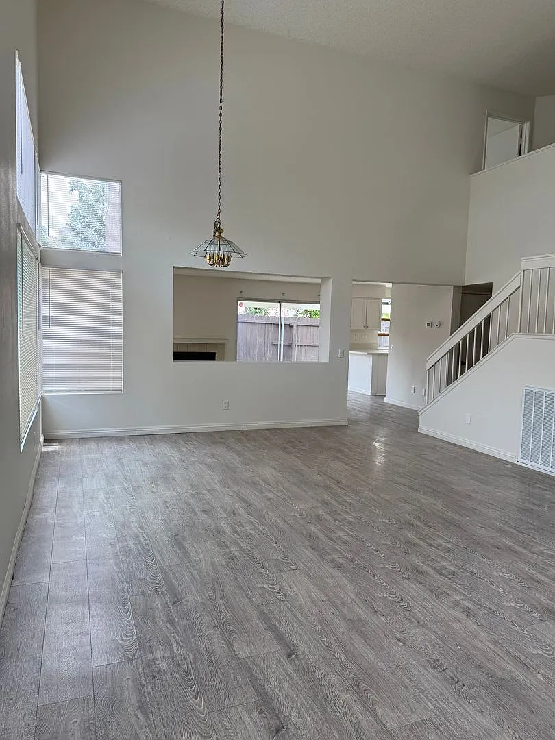 Centraly Located Shopping, Fwy, 2 story, 4 bedrooms 2.5 bath, patio with fence. new paint. — Photo 3