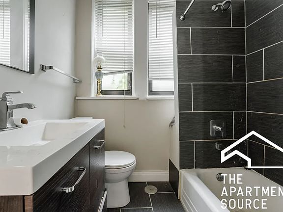 3rd image of 2041 W Moffat St #3