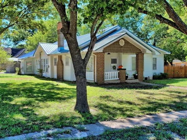 301 W Howell St, Saint Jo, TX 76265