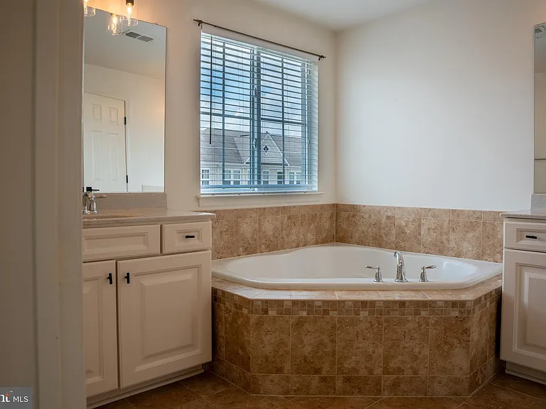 42243 Canary Grass Sq — Photo 59