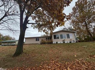 40 W 5th St, Dallas City, IL 62330