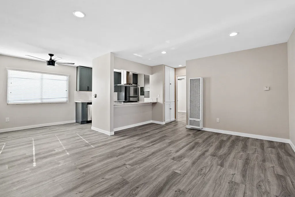 316 Beach Apartments — Photo 2
