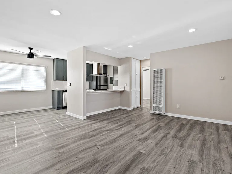 316 Beach Apartments — Photo 2