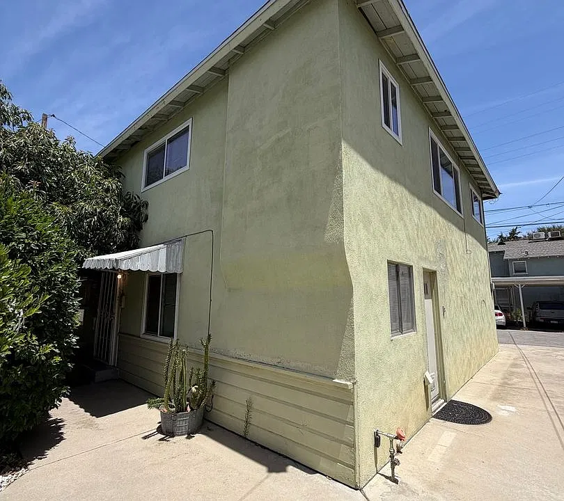 001- 2520-2528 Drake St