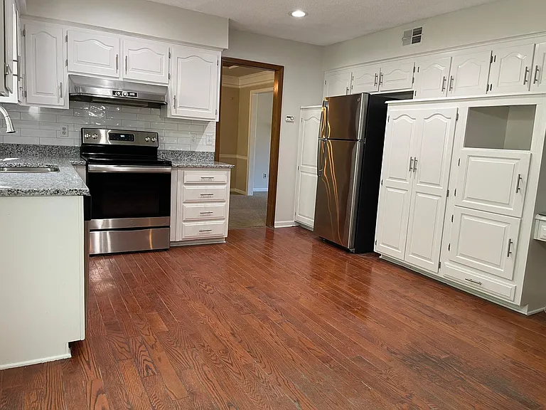 10605 W 108th Ter — Photo 7