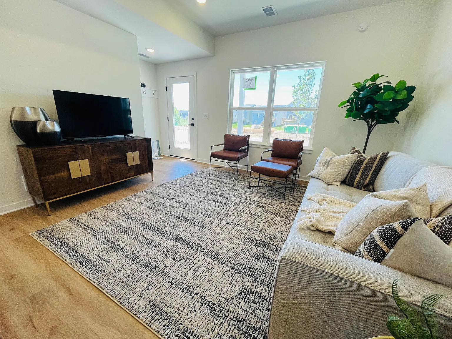 2 bed, 1130 sqft, $1,998 — Photo 3