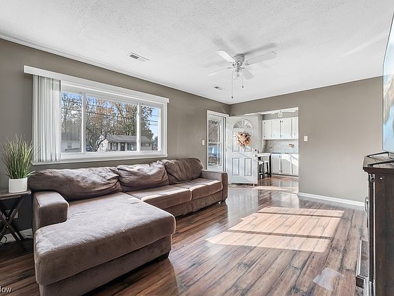 4th image of 252 Kempton Dr