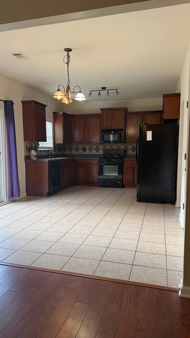 Spacious 4BR House in Greer — Photo 2