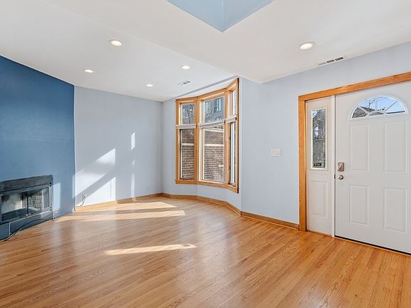 2nd image of 1746 W Cornelia Ave #2