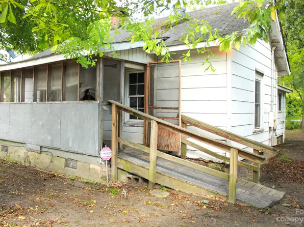250 Earle Franklin Dr, Hamlet, NC 28345