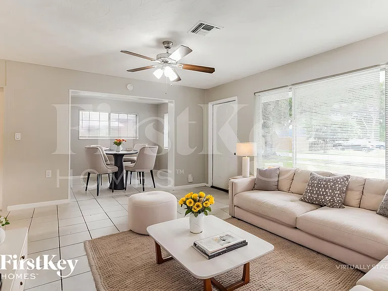 2322 N 28th Ave — Photo 4