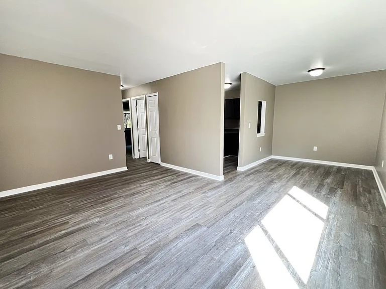 Twin Gables Apartments — Photo 32
