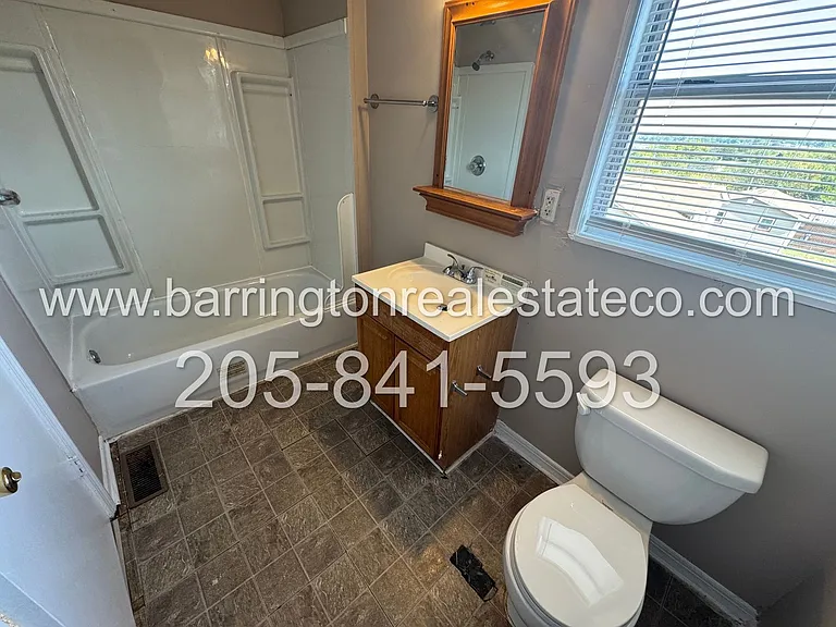 1025 Columbia St — Photo 8