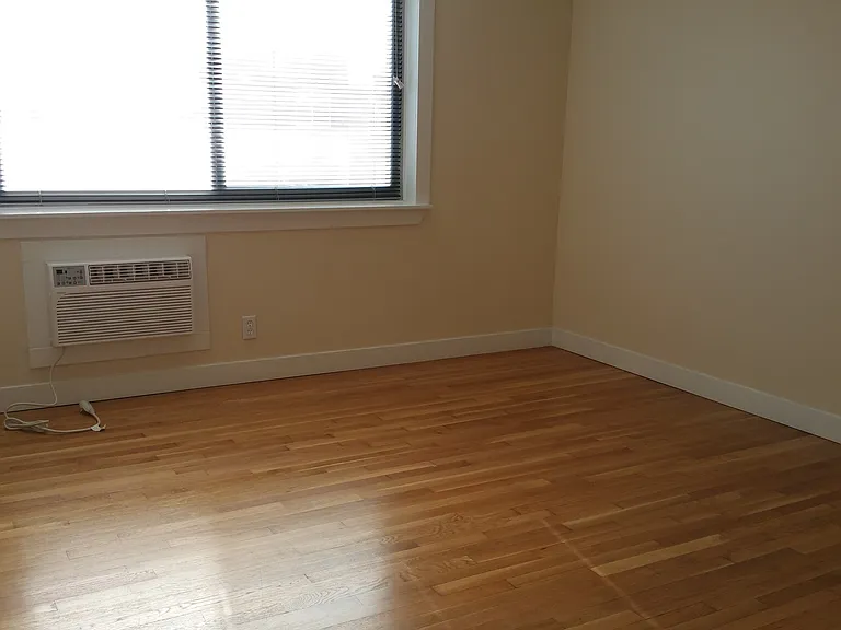 1639 N Farwell Ave — Photo 3