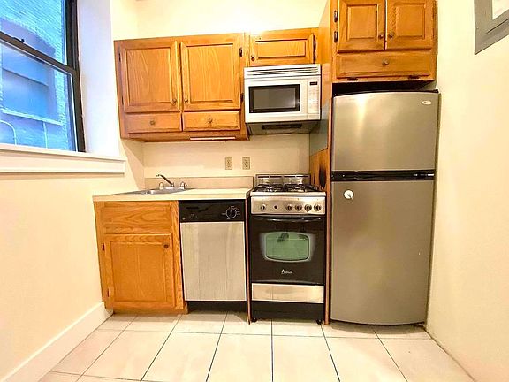 4th image of 244 W 109th St #1B2