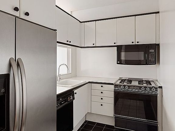 3rd image of 150 W 56th St APT 6205